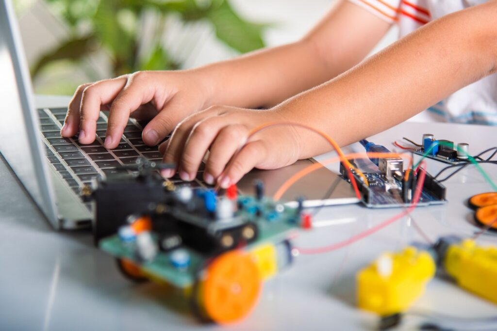 Kinderen bouwen en programmeren een robotje