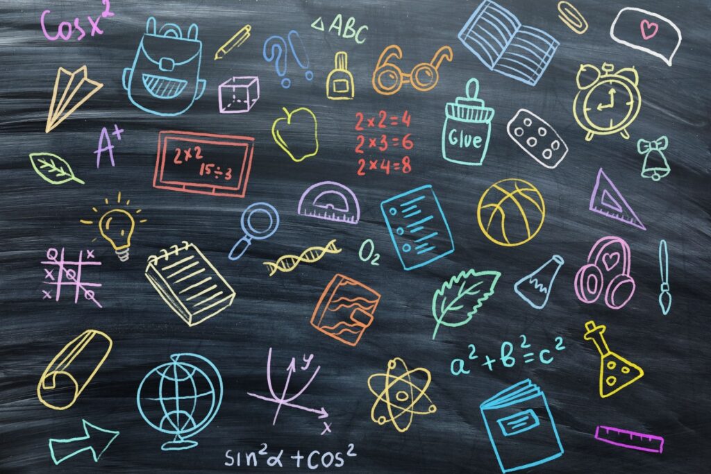 Schoolbord met tekeningen uit verschillende vakken