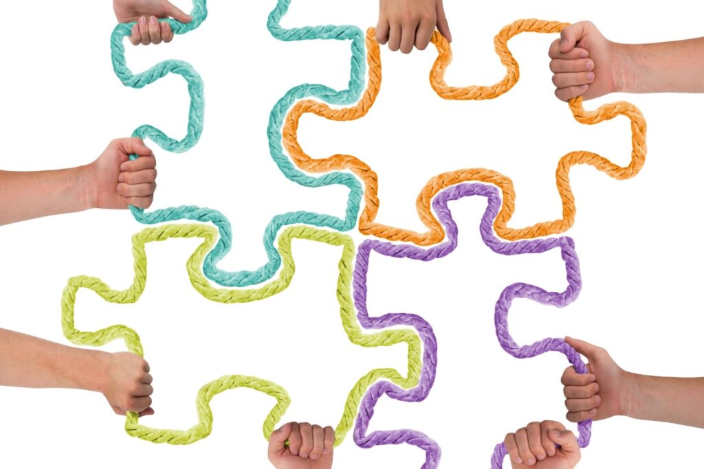 Handen die samen een puzzel van touw vormen